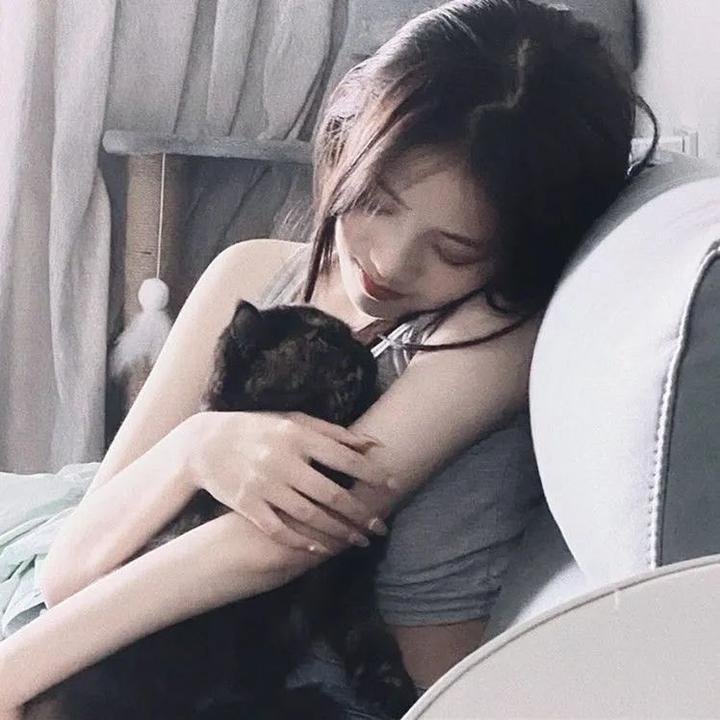伊塞克湖的猩红色罂粟花